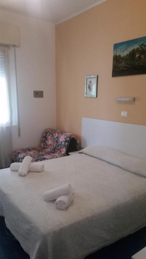 Hotel Manolita Римини Экстерьер фото