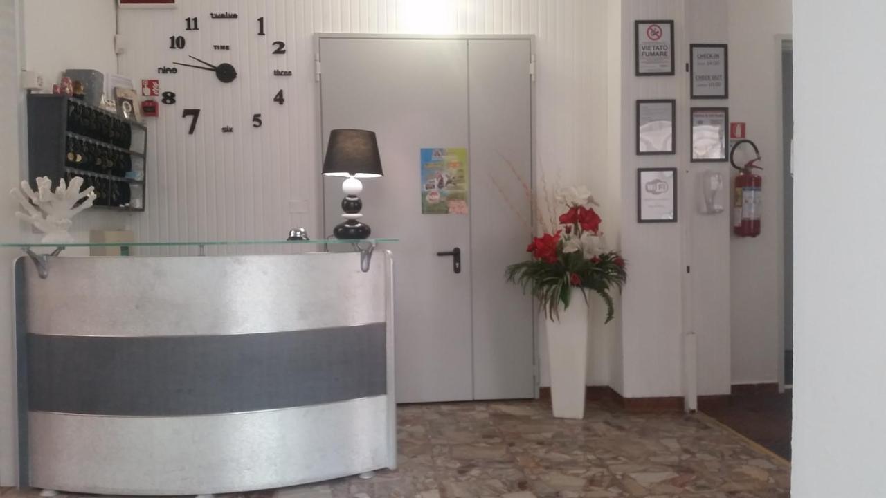 Hotel Manolita Римини Экстерьер фото