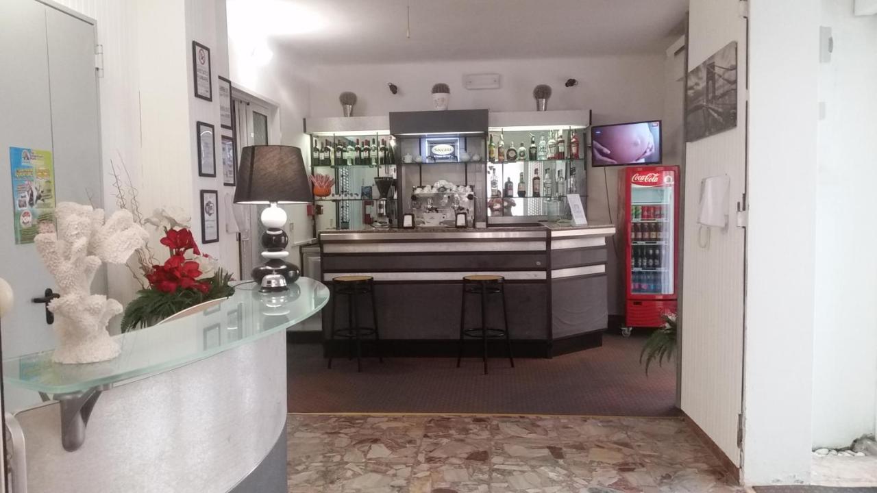 Hotel Manolita Римини Экстерьер фото