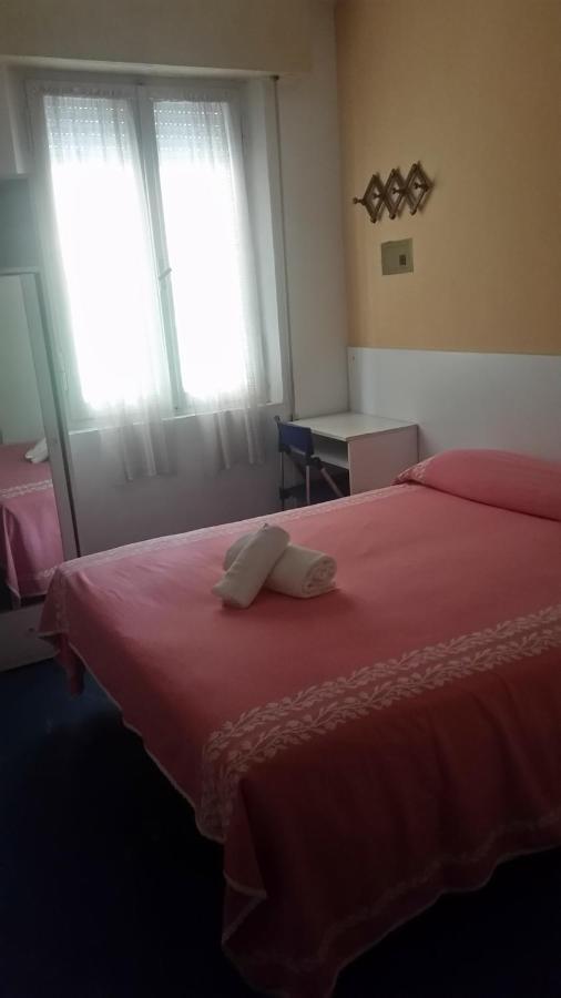 Hotel Manolita Римини Экстерьер фото