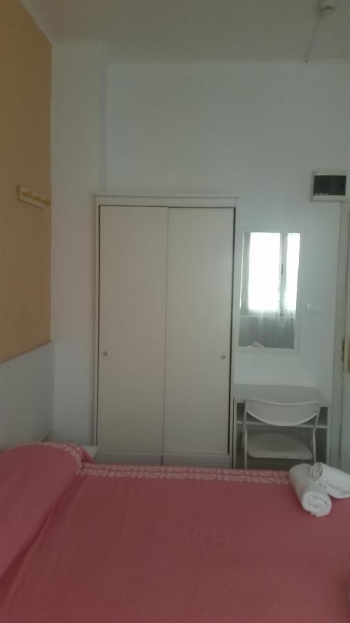 Hotel Manolita Римини Экстерьер фото