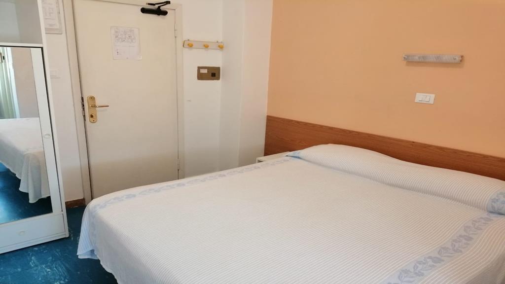 Hotel Manolita Римини Экстерьер фото