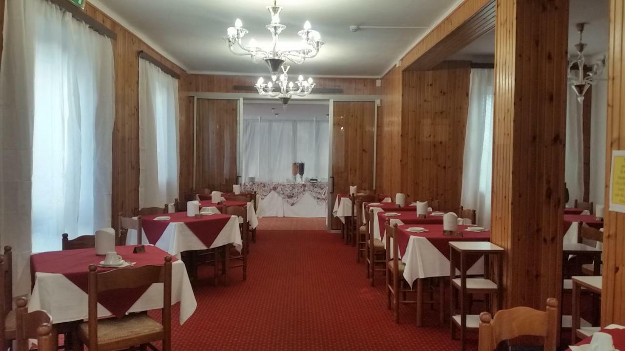 Hotel Manolita Римини Экстерьер фото