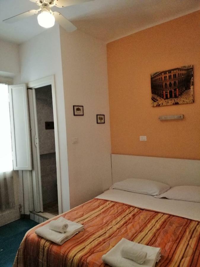 Hotel Manolita Римини Экстерьер фото